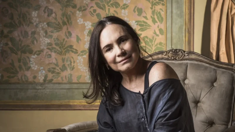 Regina Duarte deixa evento de arte em SP de cadeira de rodas