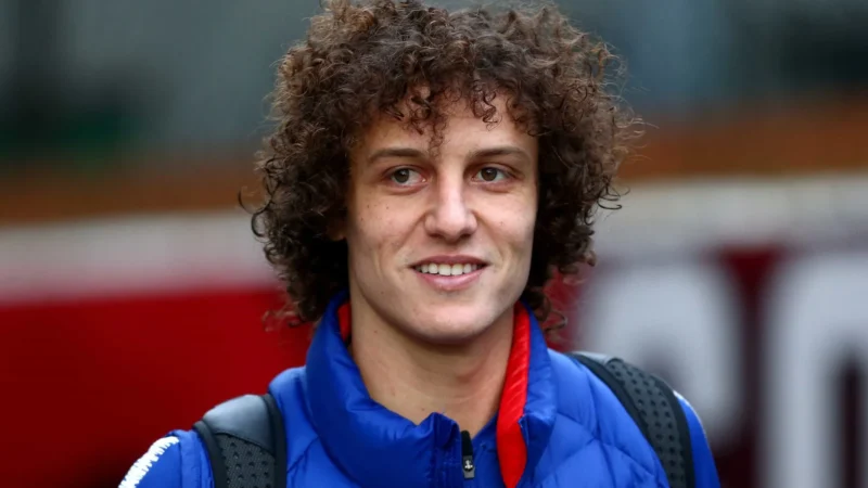 Mulher que denunciou David Luiz vai entregar celular para perícia policial