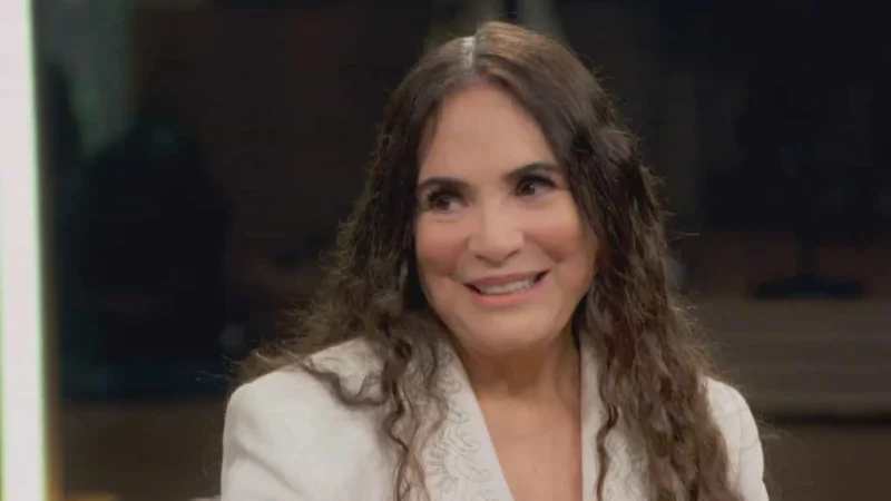 Regina Duarte tranquiliza fãs após aparecer de cadeira de rodas em evento