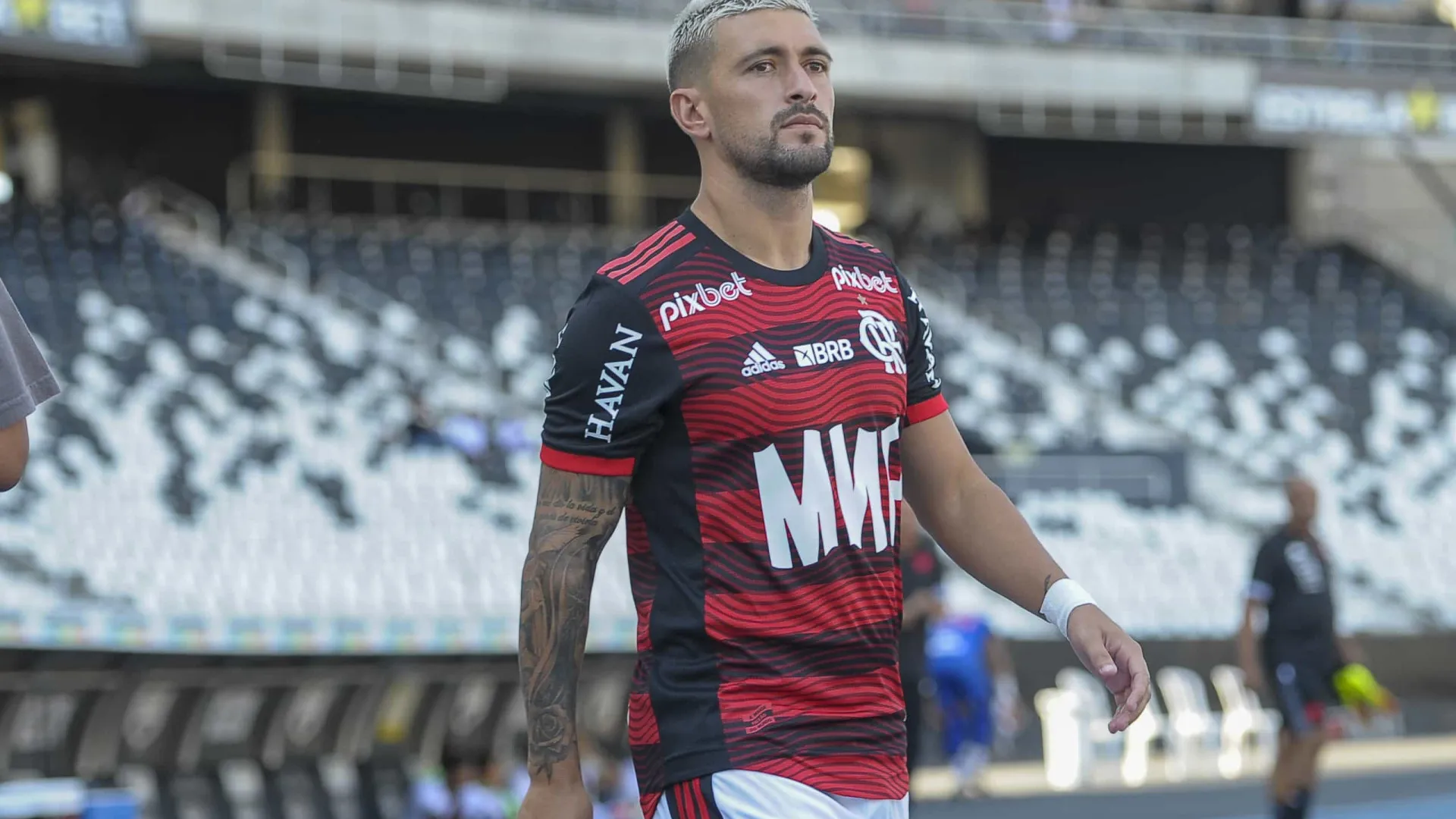 Flamengo vai retomar conversas por renovações de Arrascaeta e Filipe Luís
