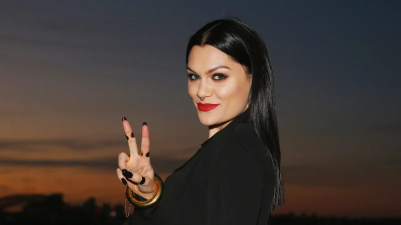 Jessie J faz alterações em show no The Town devido ao tratamento de câncer de mama