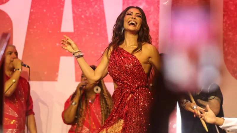 Juliana Paes é coroada rainha de bateria da Viradouro