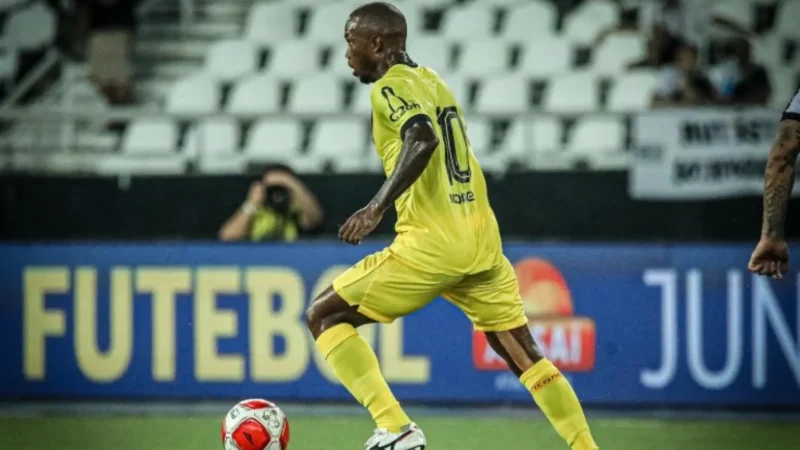 Ex-Palmeiras aposenta aos 33 anos após uma década com dores