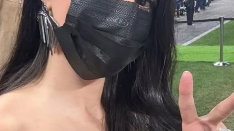 Bruna Biancardi surge de máscara após celulite facial