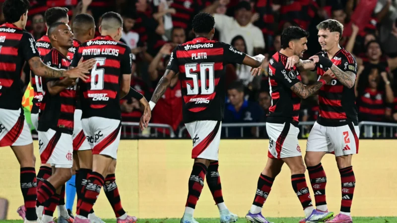 Flamengo faz gol-relâmpago, vence Estudiantes, mas leva duro golpe no fim