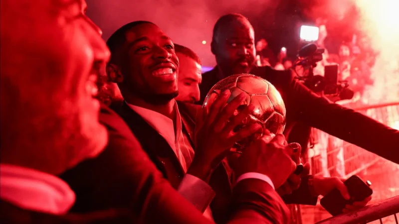 Festa por Bola de Ouro de Dembélé tem fogos na rua e grito de guerra na plateia