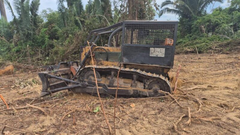 Batalhão Ambiental da PM intercepta área de desmatamento e apreende trator em Colniza