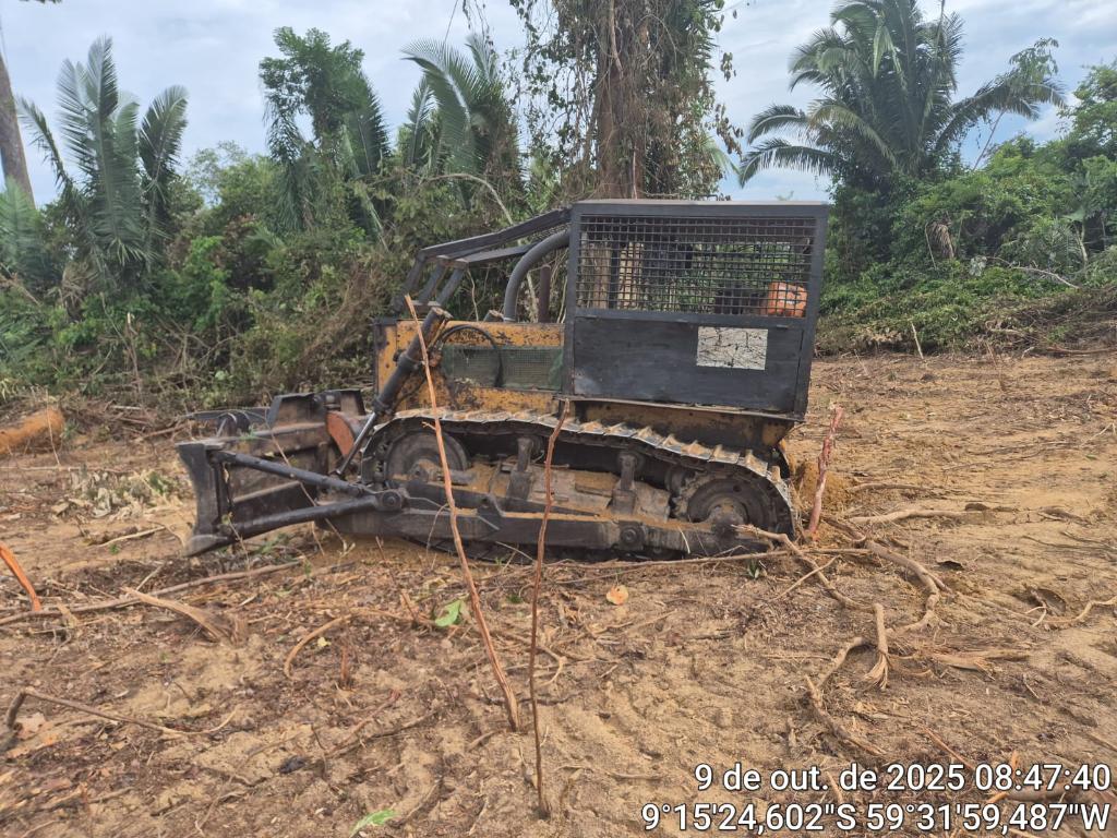 Batalhão Ambiental da PM intercepta área de desmatamento e apreende trator em Colniza