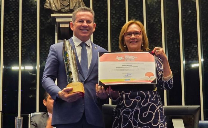 Governador recebe Comenda do Senado por avanço na alfabetização infantil em MT