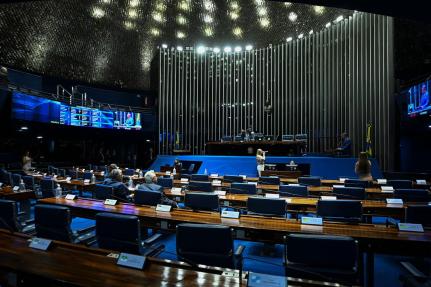 Câmara deve votar projetos sobre falsificação de bebidas e enfrentamento ao câncer de mama