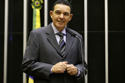 Deputado diz que analisa troca para não ser “nova Rosa Neide”