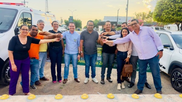 Prefeito Vinicius Oliveira entrega novos veículos para secretaria de Saúde
