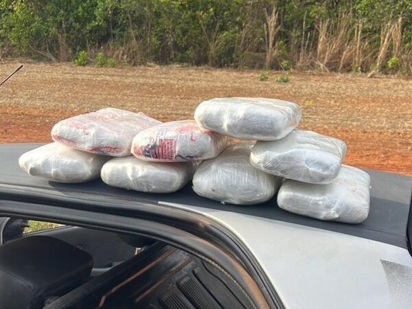 Idoso é preso com 8 kg de maconha escondidos embaixo de banco de veículo