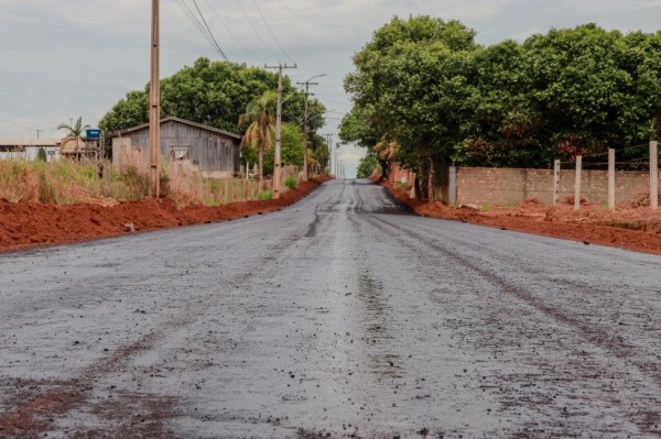 Guarantã do Norte: Rua Rio Bonito recebe imprimação e avança rumo à pavimentação
