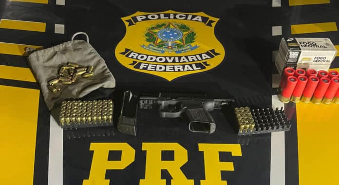 PRF apreende drogas, arma e 92 munições durante abordagem na BR-163 em Guarantã do Norte