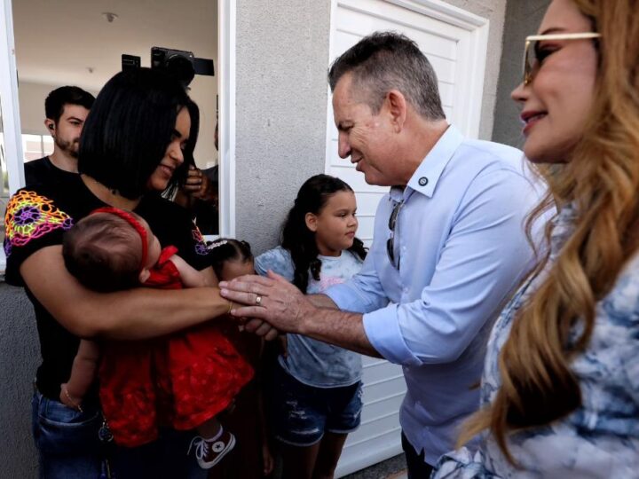 Governo de MT entrega chaves da casa própria para 200 famílias e anuncia investimentos