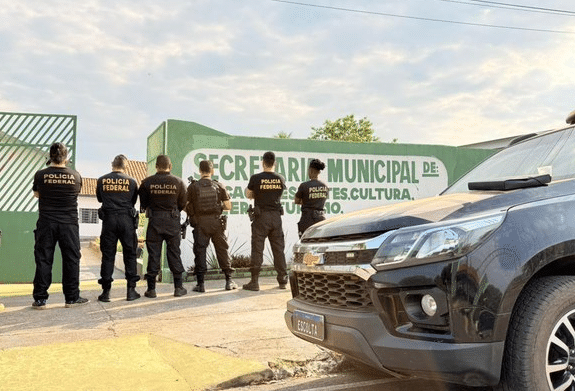 Polícia Federal investiga desvio milionário de recursos da Fundeb e cumpre mandados em MT
