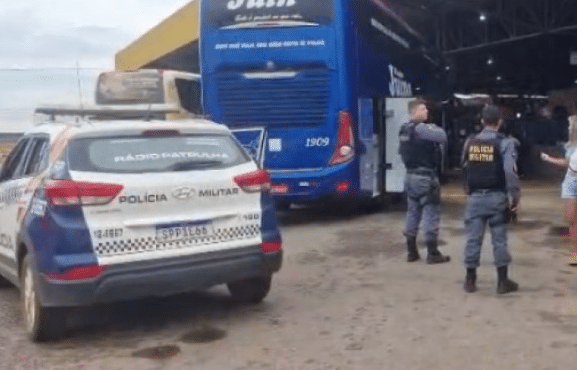 Jovem é morto a tiros dentro de ônibus em terminal rodoviário em MT