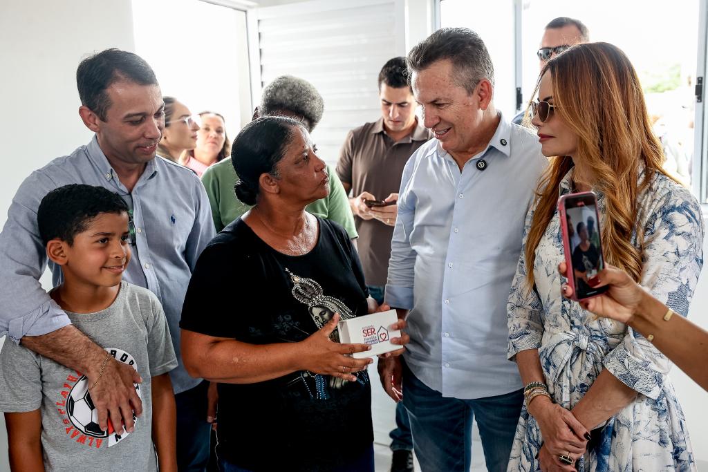 Governo de MT entrega casas para famílias em situação de vulnerabilidade: “Esperei 12 anos por esse momento”, afirma contemplada