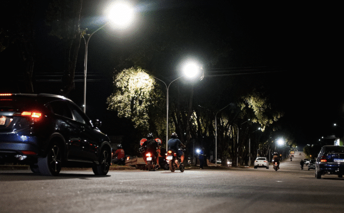 Prefeito entrega 1,3 mil metros de iluminação de LED em avenida de Alta Floresta