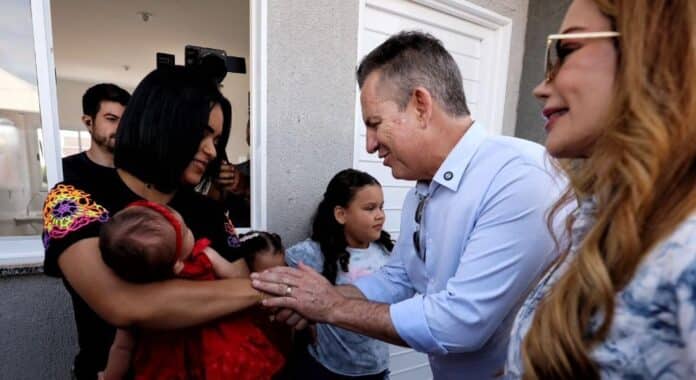 Governador entrega chaves da casa própria para 200 famílias em Campos de Julio e anuncia investimentos