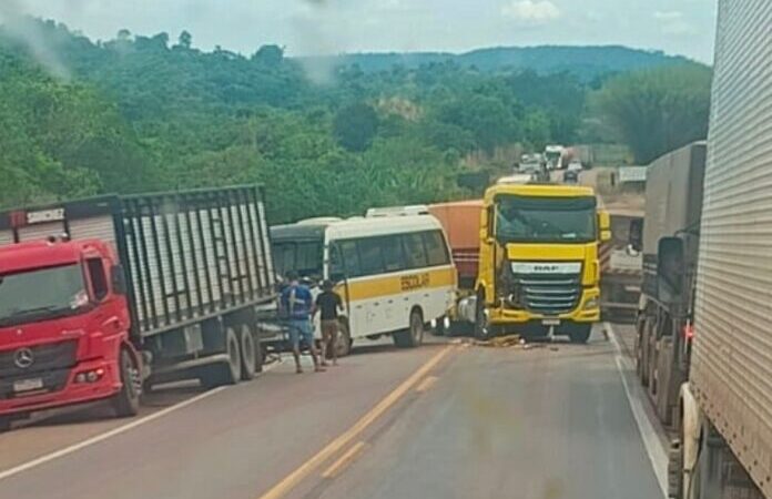 Engavetamento envolve ônibus escolar, carreta e caminhão na BR-163 no Nortão