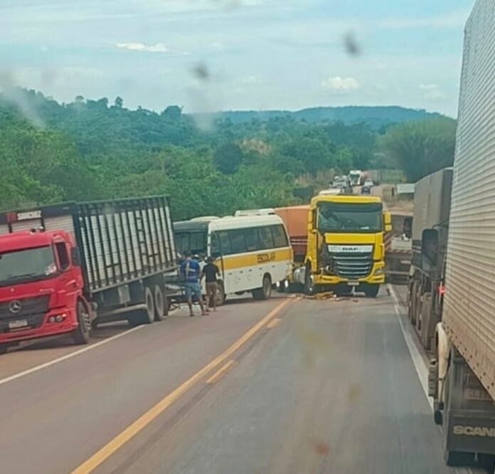 Engavetamento envolve ônibus escolar, carreta e caminhão na BR-163 no Nortão