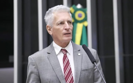 Deputado do PT provoca bolsonaristas e mostra foto de Lula com Trump na CPMI do INSS