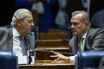 ‘Isolados politicamente se abraçam’
