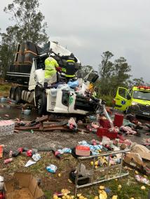 Acidente entre dois caminhões interdita BR-163 em Sorriso; 3 pessoas ficam feridas