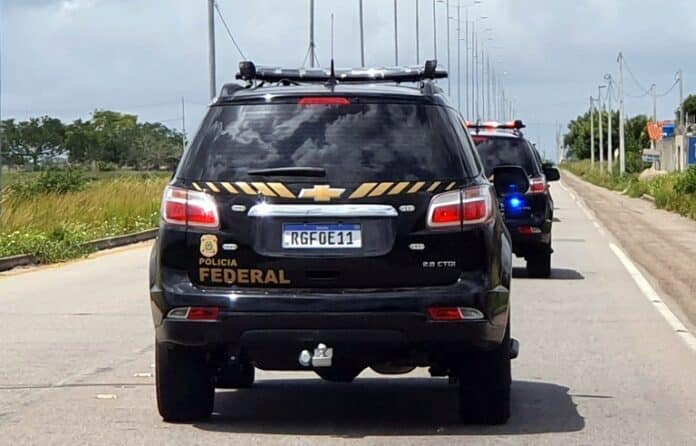 PF cumpre em Sinop mandados em investigação sobre migração ilegal de brasileiros para o exterior
