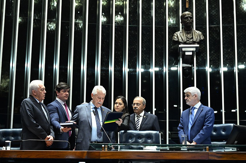 Ex-secretário toma posse como senador por Mato Grosso