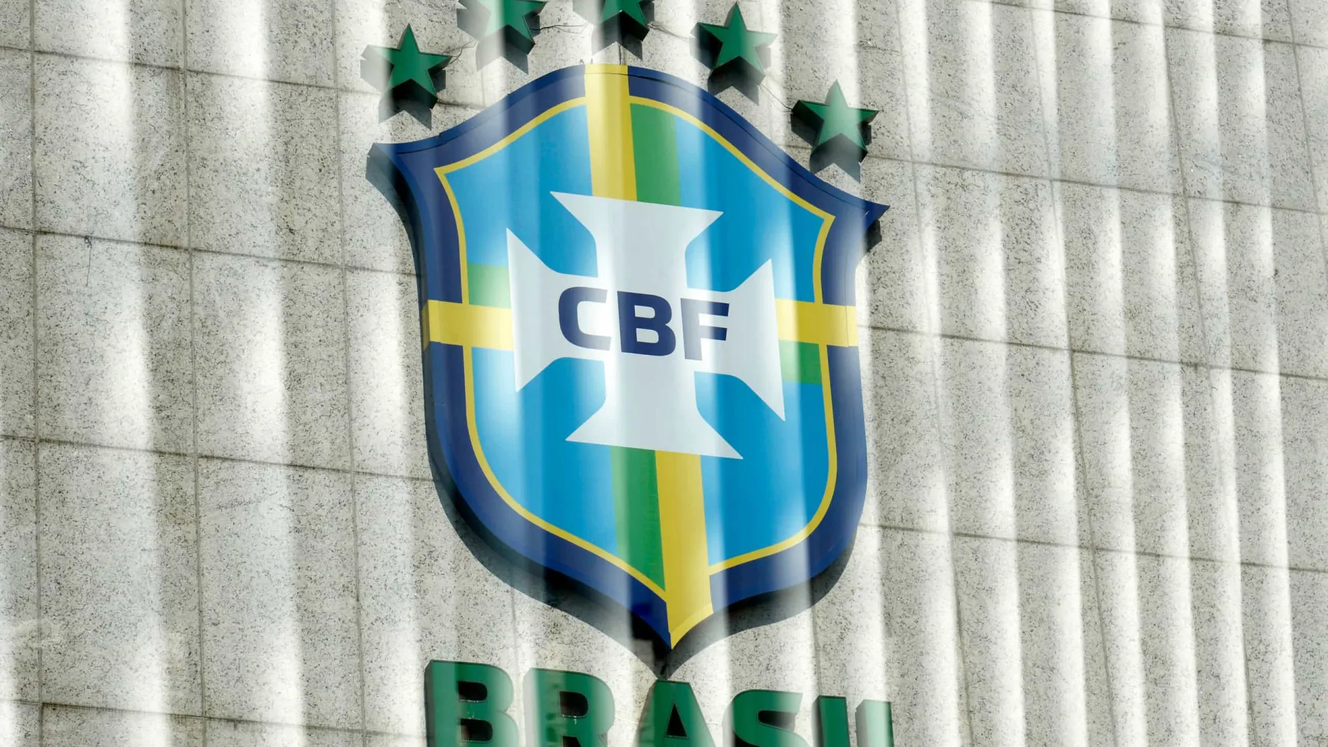 CBF quer árbitros profissionais em 2027 e planeja garimpo de novos talentos