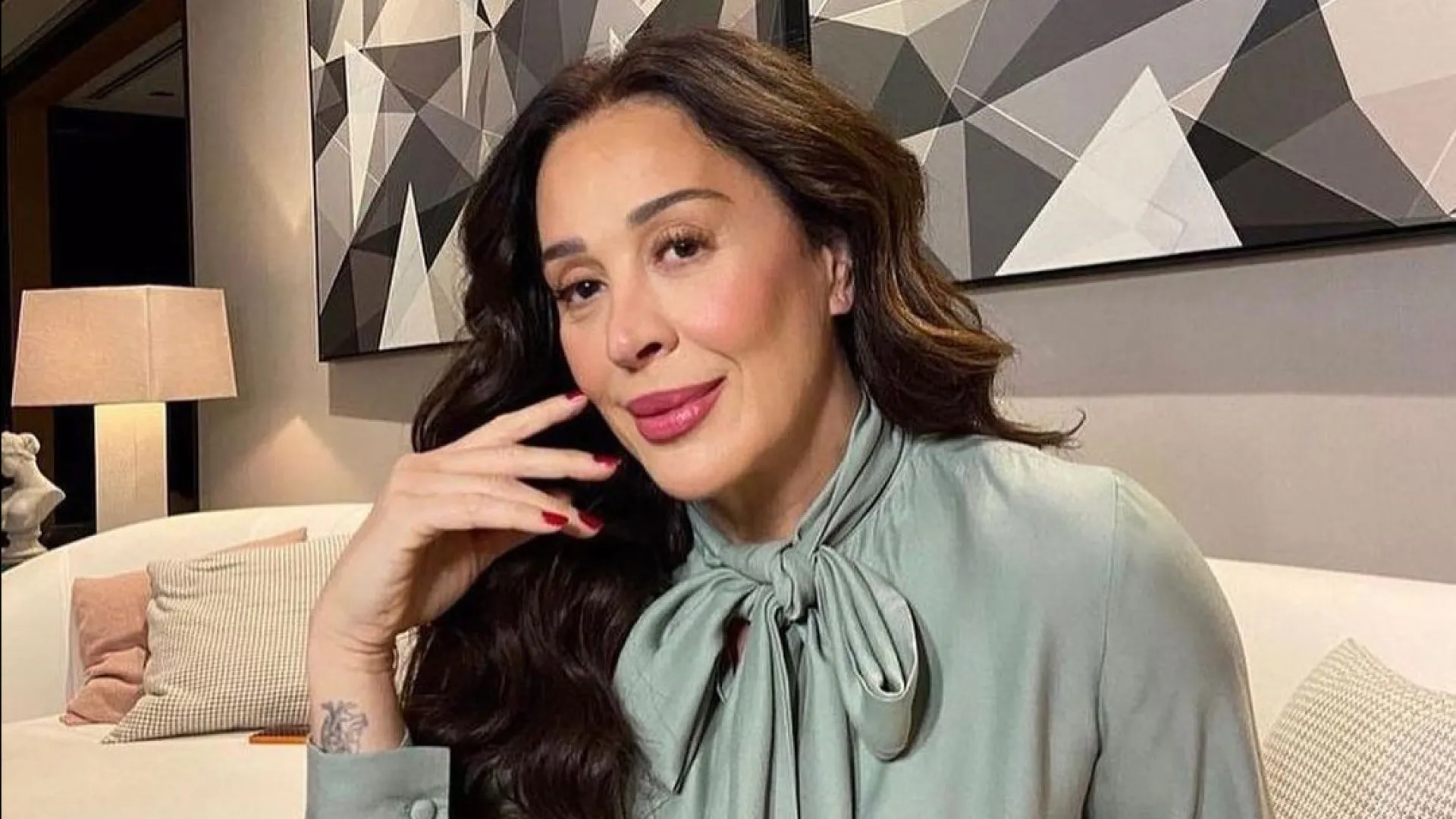 Claudia Raia machuca o tornozelo no palco e pausa apresentações de sua peça