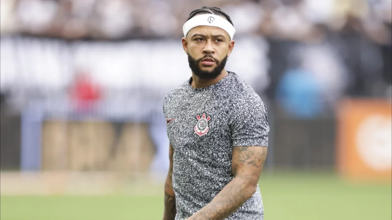 Memphis pega avião e se reapresenta no Corinthians após perder treino