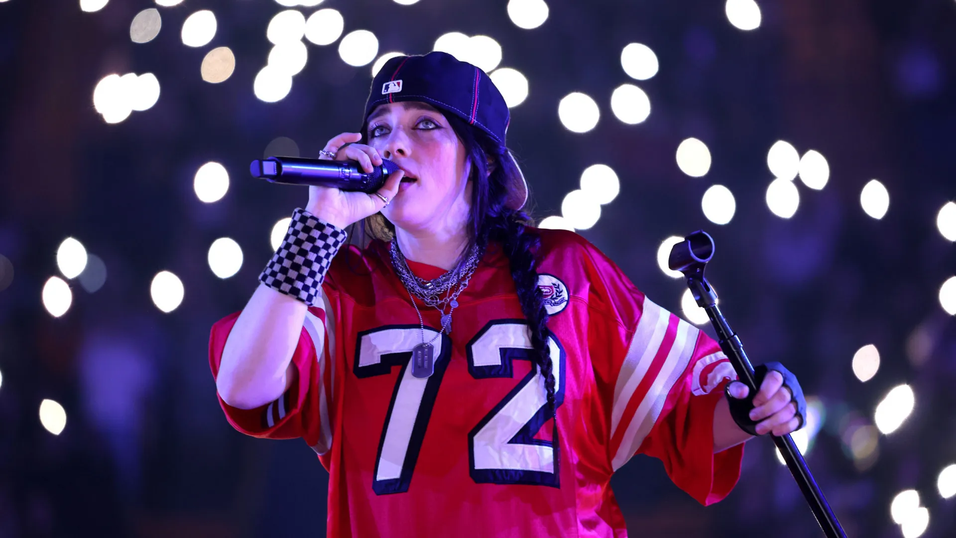 Billie Eilish tem braço puxado e cai em grade de proteção durante show em Miami