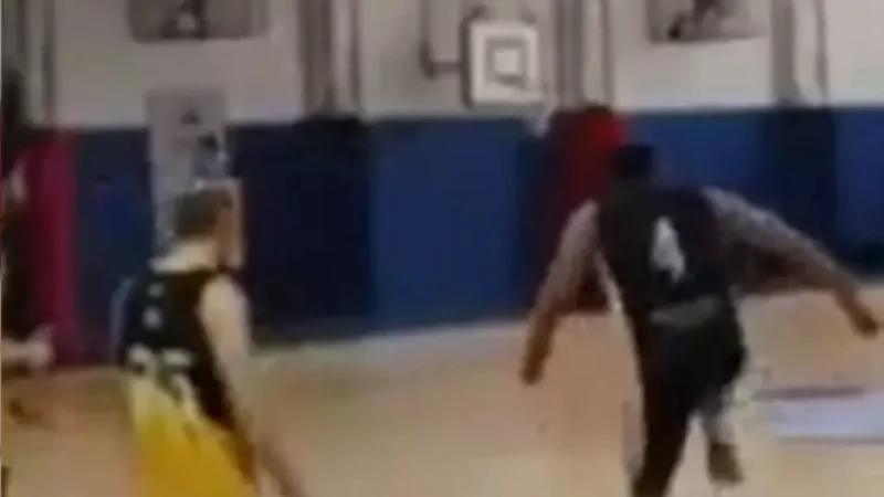 Jogador é expulso após cotovelada e pisão brutal em rival na Argentina