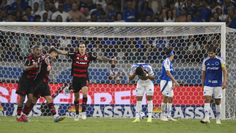 Flamengo e Cruzeiro duelam em confronto direto pela liderança no Maracanã