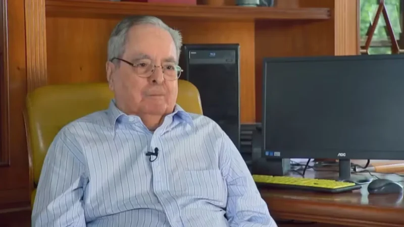 Aos 94, Benedito Ruy Barbosa assiste a peça de Othon Bastos em SP