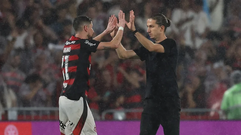 Filipe Luís elogia Flamengo após vaga na fibal: ‘Este time sabe jogar Libertadores’