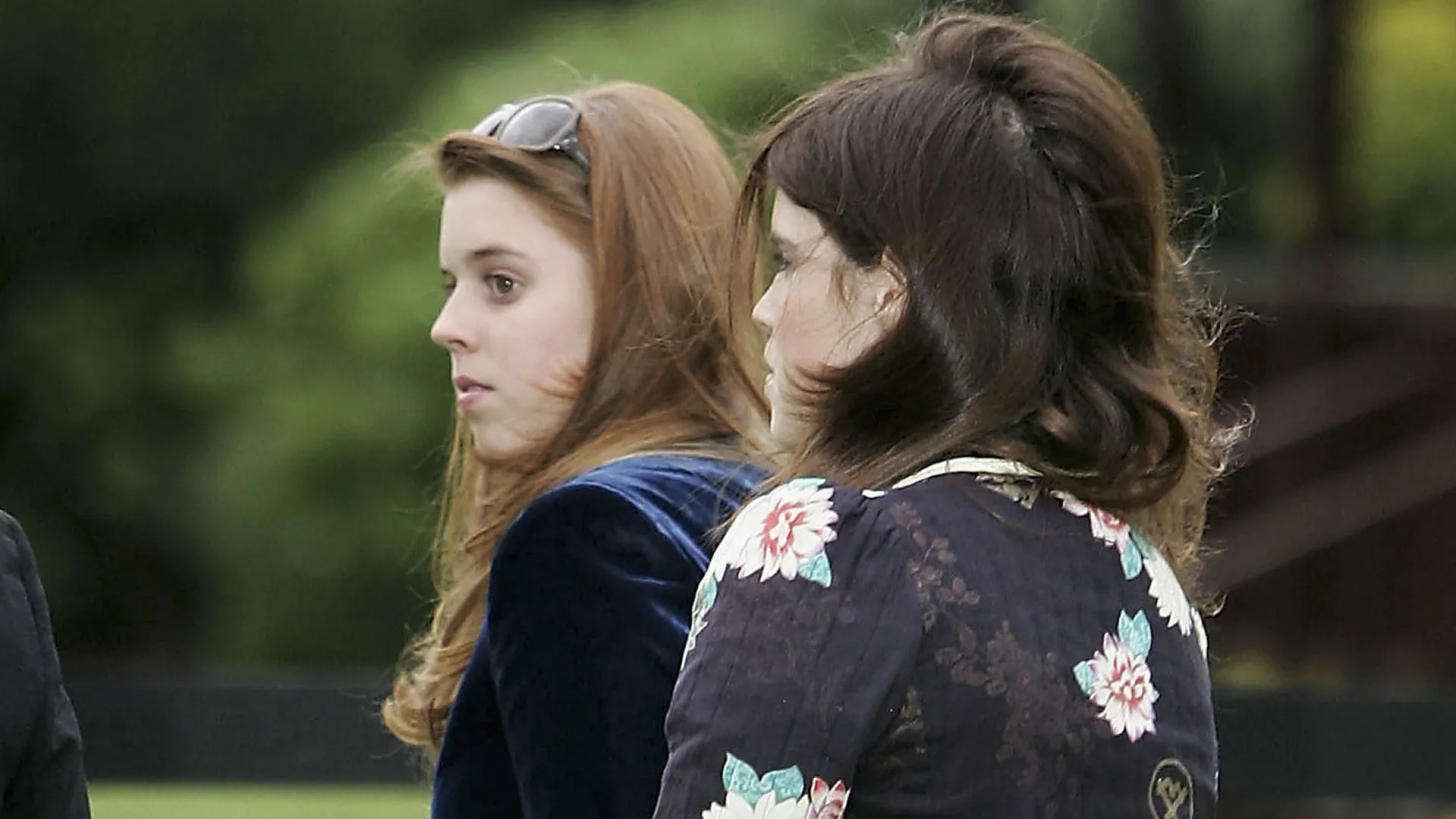 Como fica o status das princesas Eugenie e Beatrice, filhas do príncipe Andrew, expulso da família real