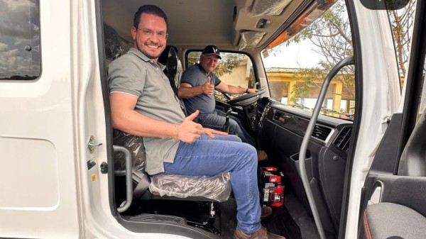 Deputado Dilmar e prefeito Vinicius entregam caminhão pipa ao distrito do Colorado