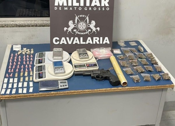 Cavalaria da PM prende dois faccionados e apreende arma de fogo e 89 porções de drogas