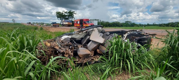 Grave colisão entre caminhonete e carreta deixa um morto na BR-163, em Guarantã do Norte