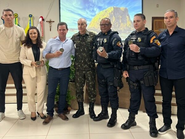 Integrantes do Tiro De Guerra de Colíder recebem homenagem da Câmara de Nova Guarita