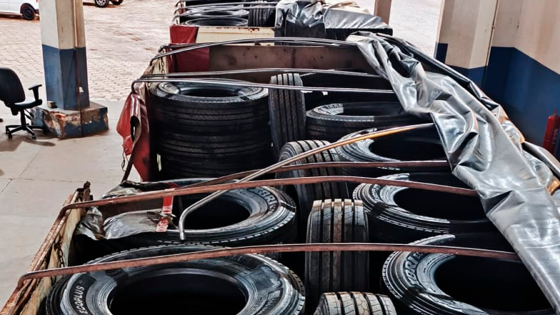 Carga com 312 pneus sem nota fiscal é retida pela fiscalização da Sefaz MT