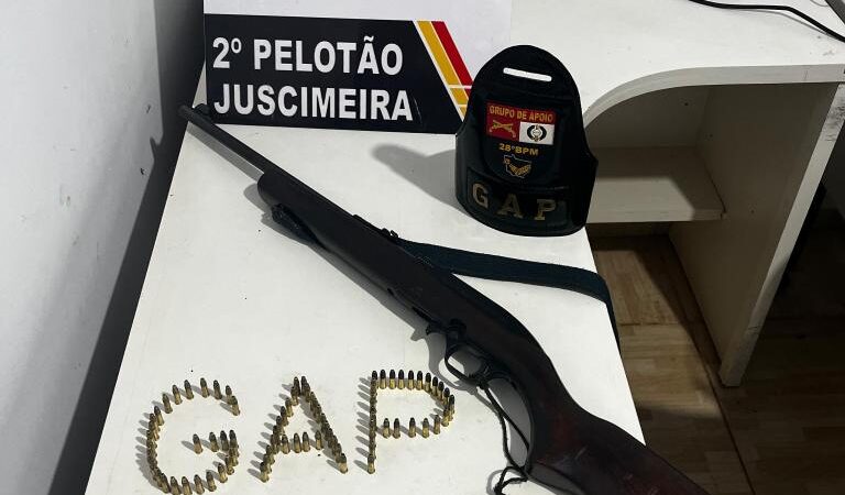 Homem é preso pela PM com espingarda municiada e mais de 70 munições em Juscimeira