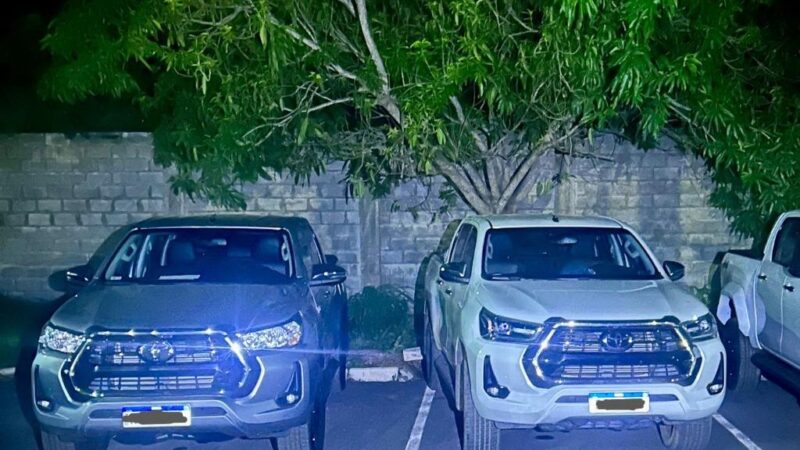 PM intercepta cegonha com duas caminhonetes adulteradas e prende homem por receptação