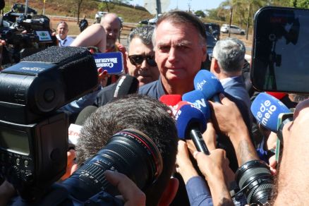 Bolsonaro culpa remédios por ter mexido em tornozeleira