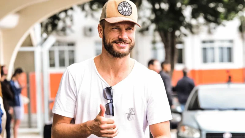 Rodrigo Hilbert diz ter se distanciado de amigos homens após atitudes machistas